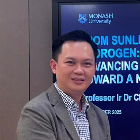 Headshot of Prof Chong Meng Nan