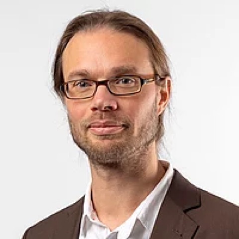 Headshot of Dr Georg Holtz